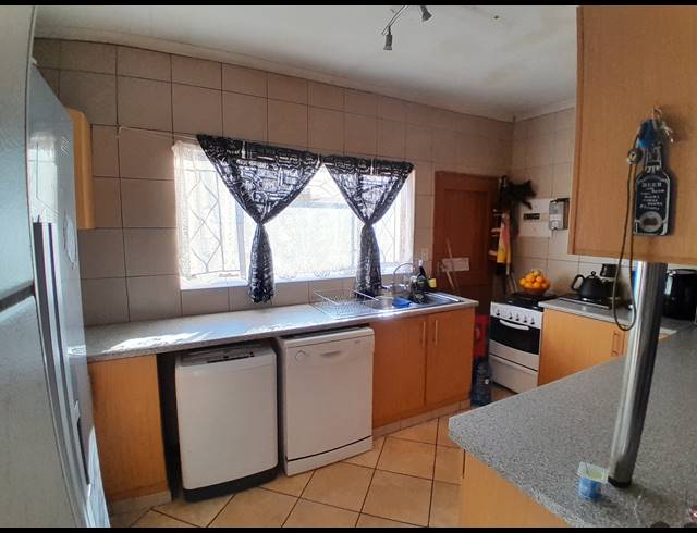 8 BEDROOM FREEHOLD FOR SALE IN BO-DORP